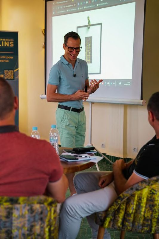 Un intervenant présente une session devant les membres du Club